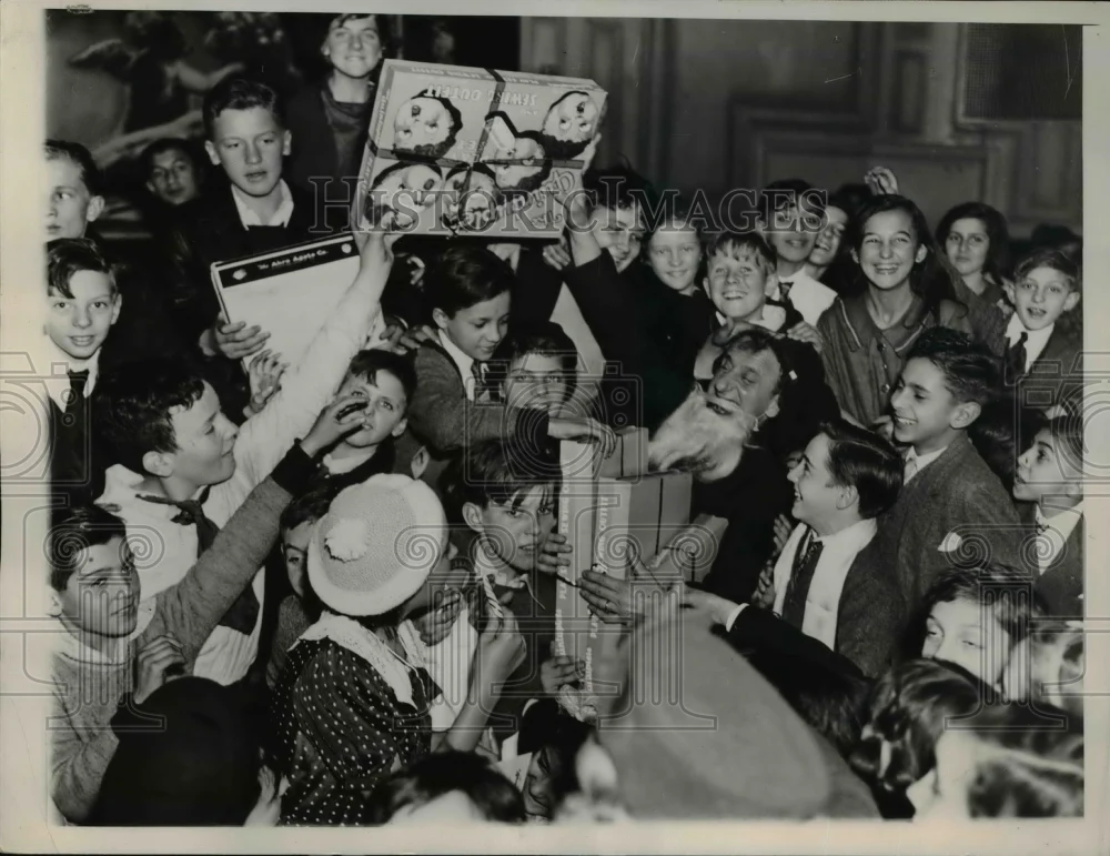 1935 Press Photo Singer Jimmie Durante Dressed as Santa Claus Visits Children
