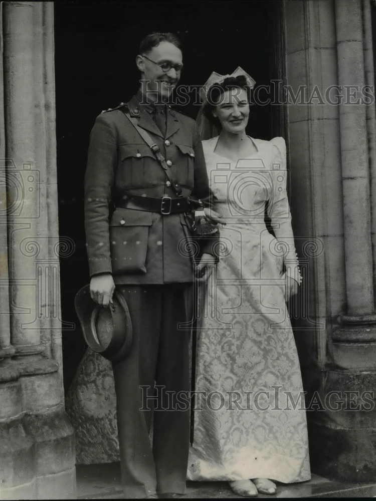 1940 Press Photo Lt Robert Carrington weds Jean Hill at Sussex England