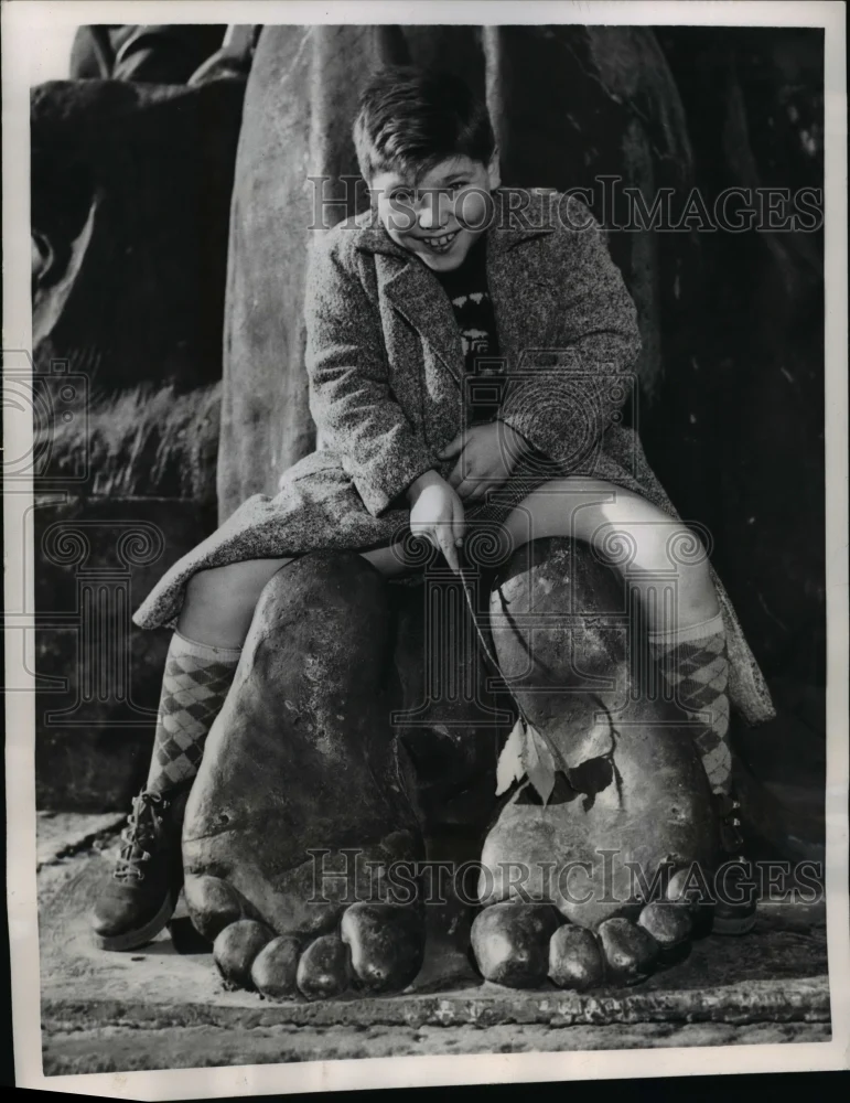 1956 Press Photo Child Sits On St Francis Statue At Basilica Of St John