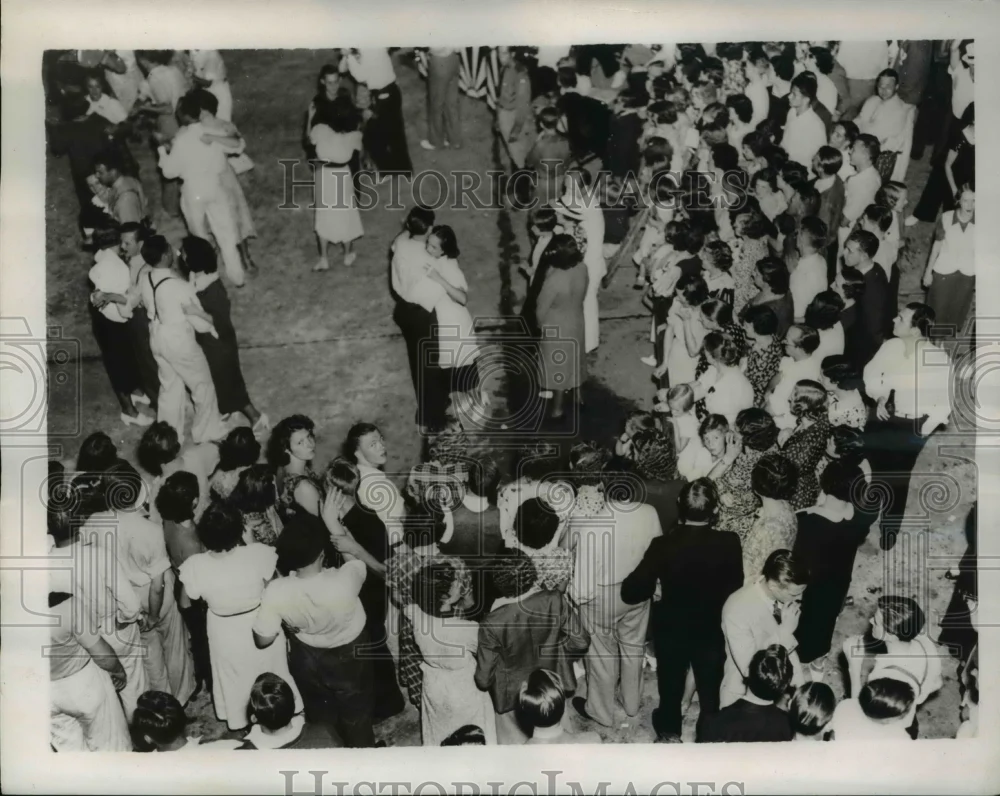 1937 Press Photo Residents of Techwood holds 1st anniversary celebration