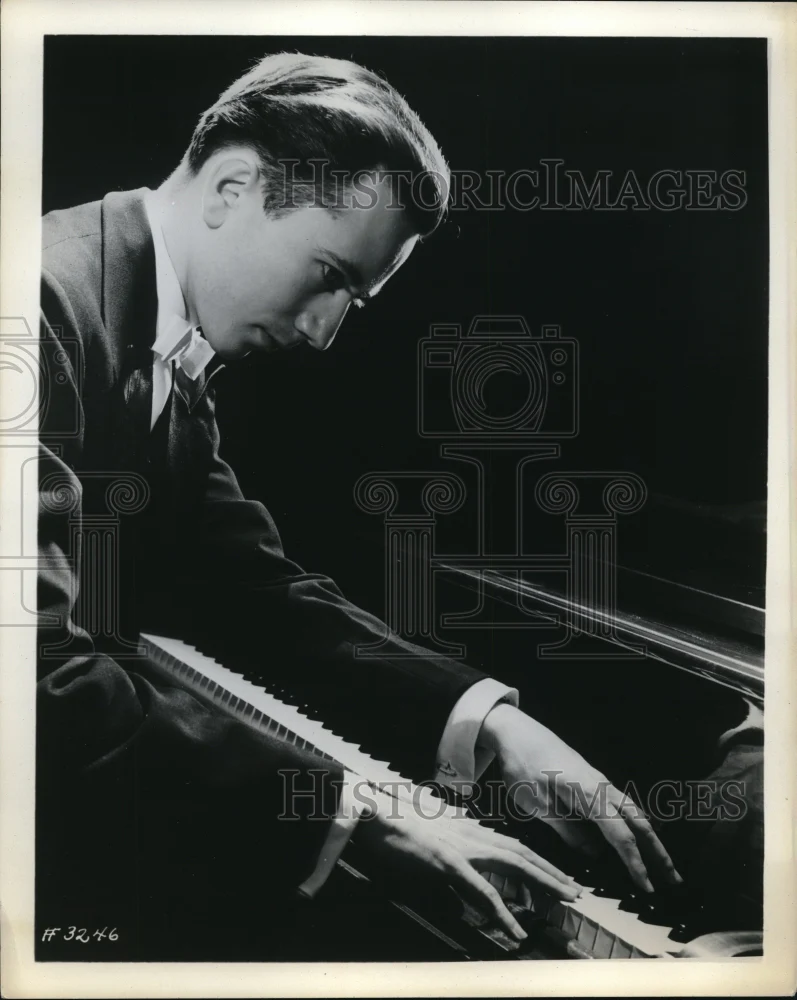 1983 Press Photo Hungarian born pianist Tamas Vasary at his piano