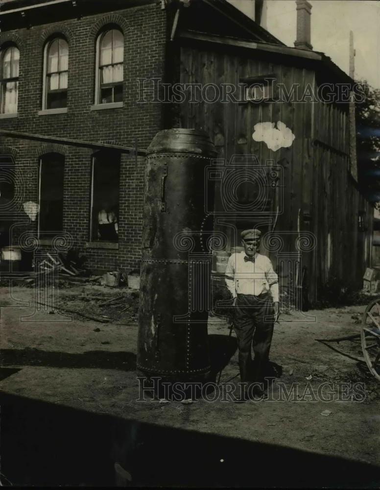 1920 Press Photo BobbyLeache & a huge barrell
