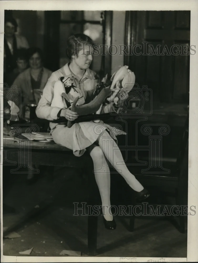 1929 Press Photo Kitty Harp holds some of the articles the teachers made