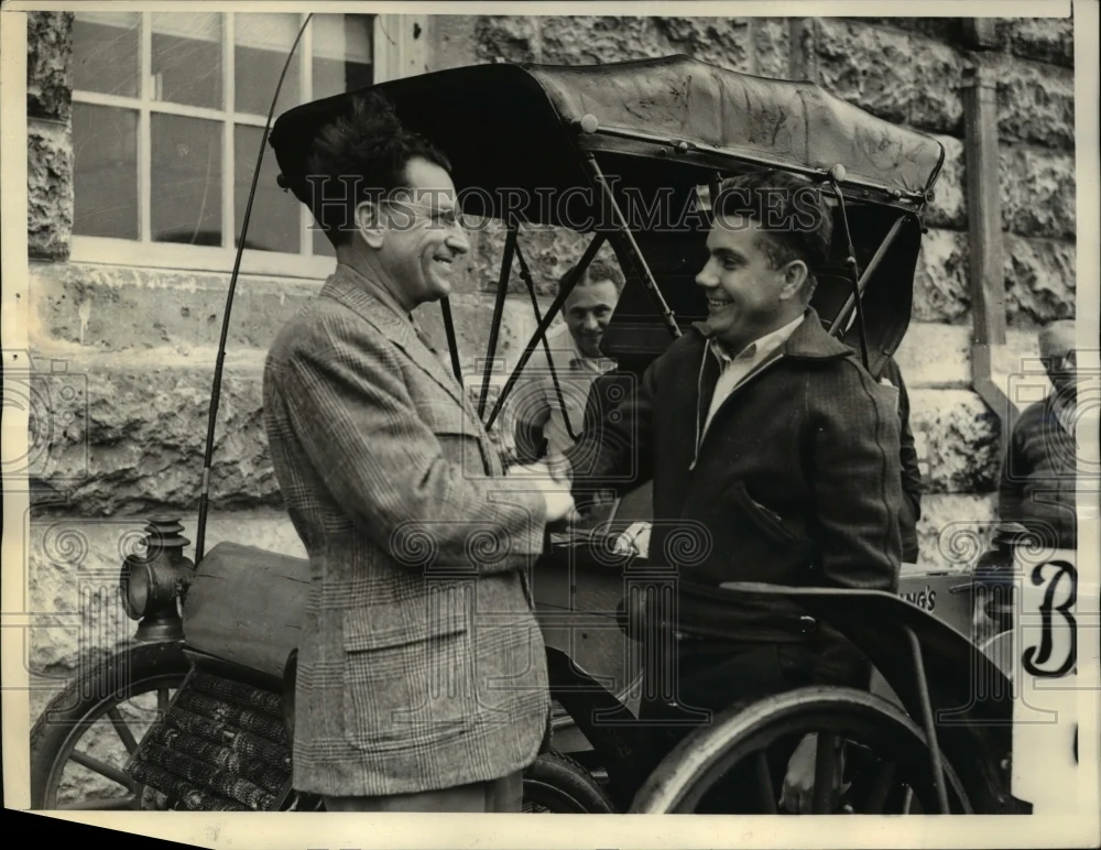1939 Press Photo George W Young Congratulating Bill Pierce for Winning Car Race