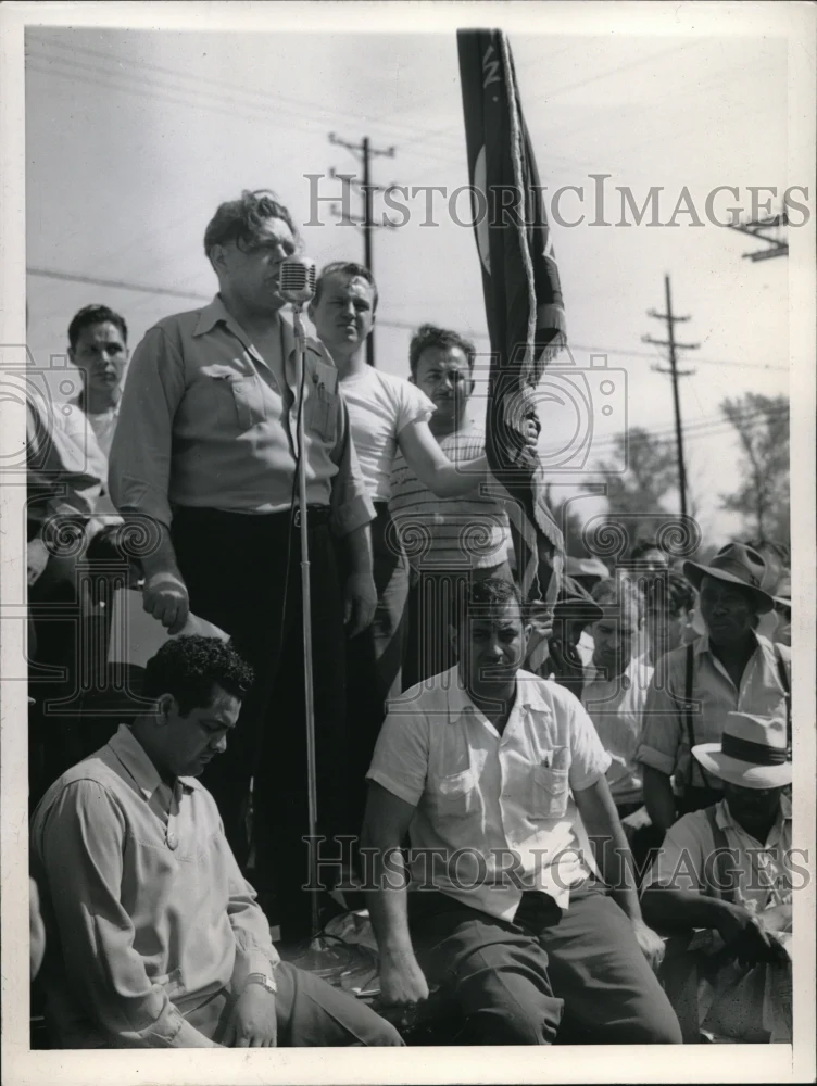 1945 Press Photo Robert Wright Union Leader Addresses Strikers