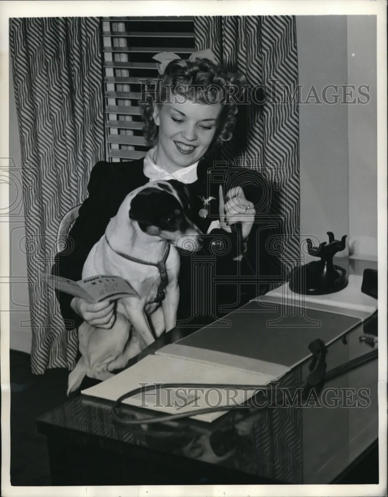 1941 Press Photo Florence Walters & Pet Dog "Laddie" Using Telephone, New York