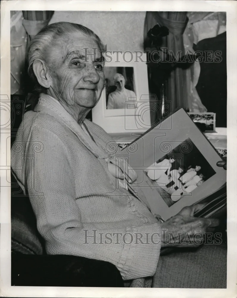 1940 Press Photo Annie Lyon Howe Rochester Honored by Emperor Japan Blue Ribbon