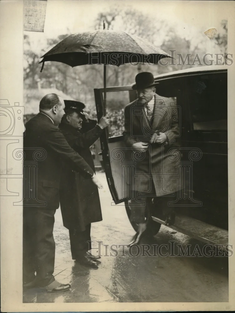 1928 Press Photo General John J Pershing greeted by Comm Julian Thomas in Paris