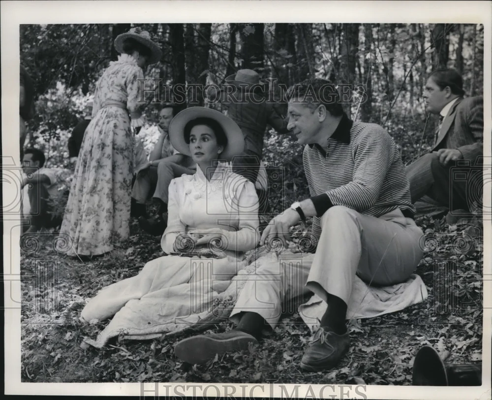 1963 Press Photo Jean Simmons chats w/ Producer David Susskind