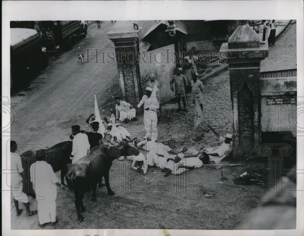 1954 Press Photo New Delhi India, Sadnus Hindu Holy Men demonstrate Indian