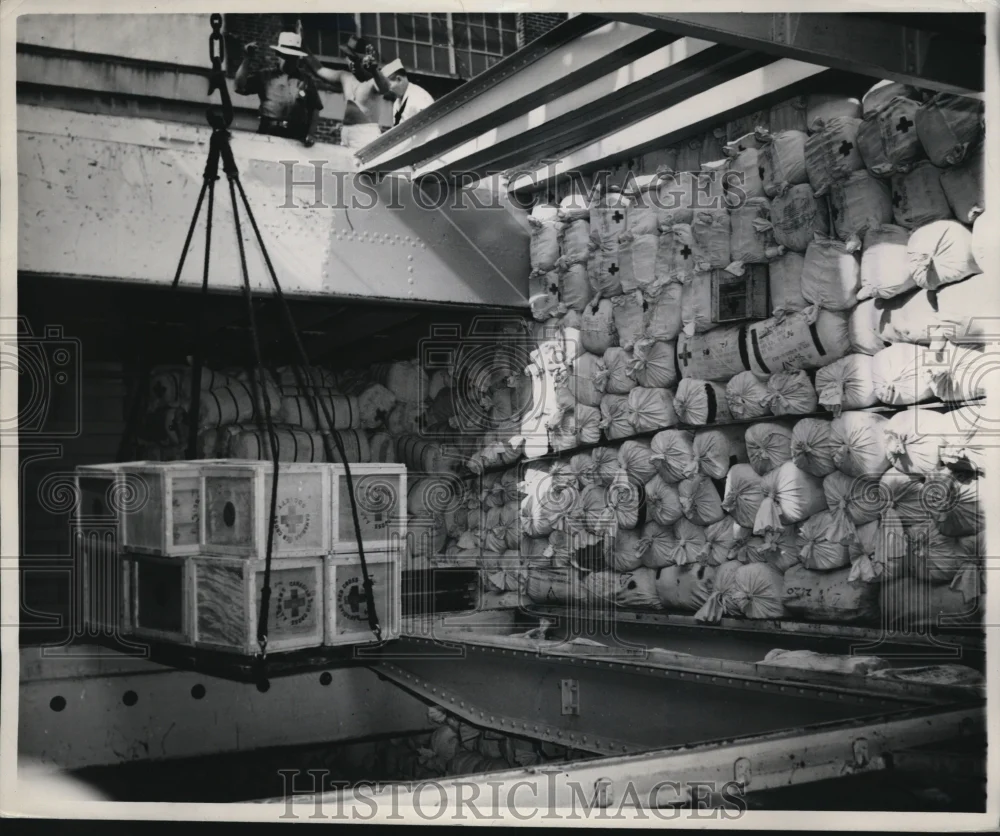 1944 Press Photo American Red Cross food loaded to ship for POWs in Europe