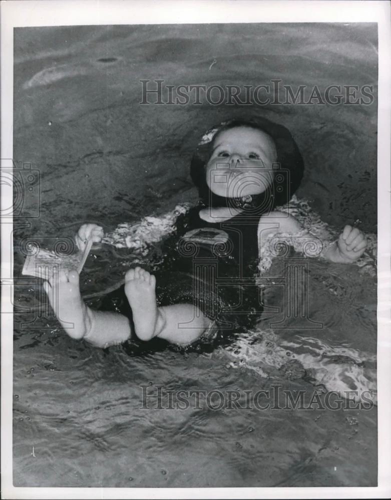 1952 Press Photo London England Carolyn Keen 15 months floats in a pool