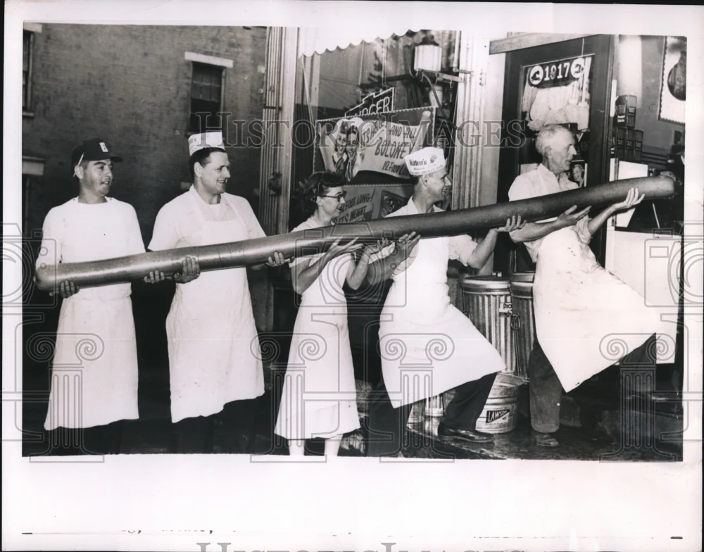 1953 Press Photo Chefs with 12 foot of Bologna sausage in Cinncinati Ohio