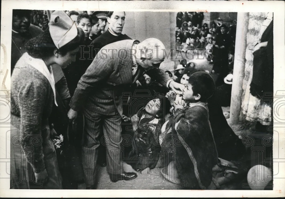 1941 Press Photo Pres. Manuel Prado of Peru w/ 2 little Indian boys