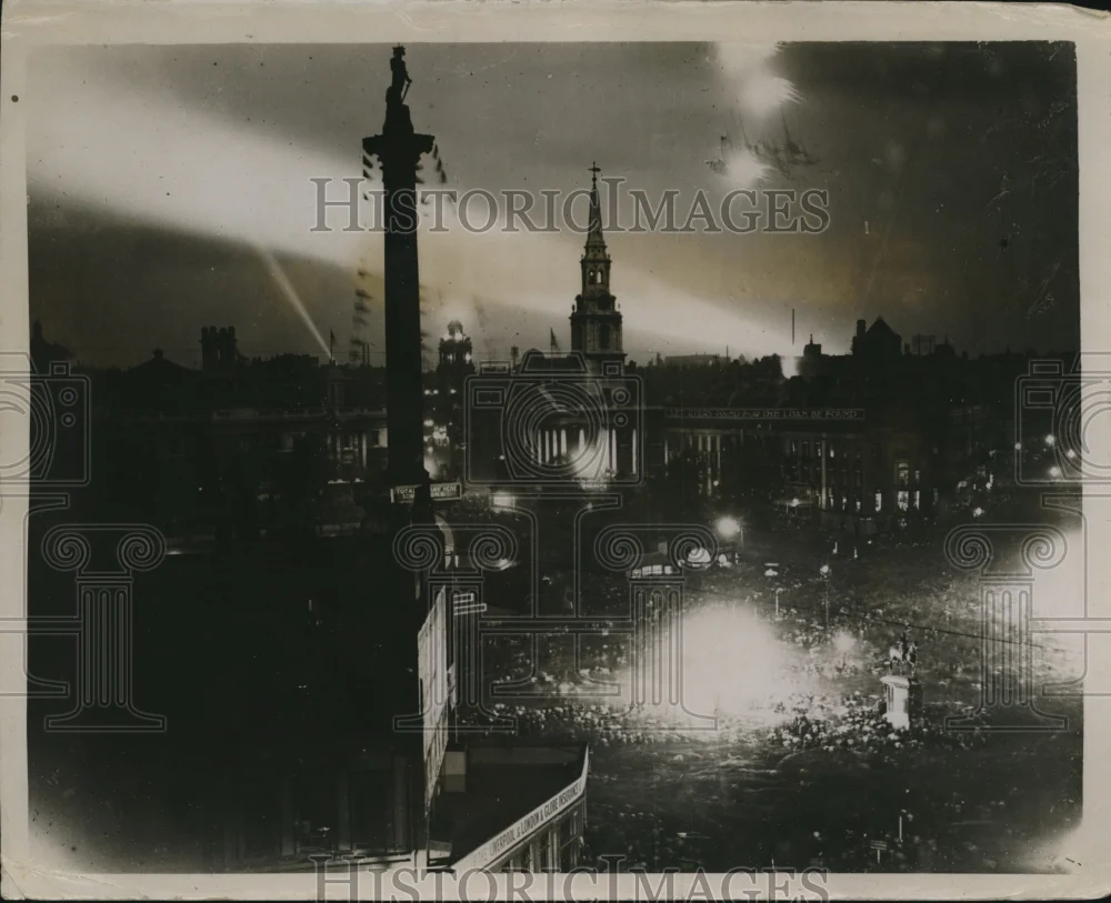 1919 Press Photo Trafalgar Square on a peaceful Saturday night