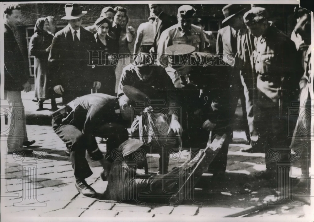 1934 Press Photo One of the arrested gangsters being dragged from a sewer