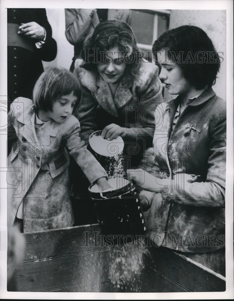 1954 Press Photo Tichborne ,Lady Tichborne daughters Anne, Denise, Miranda