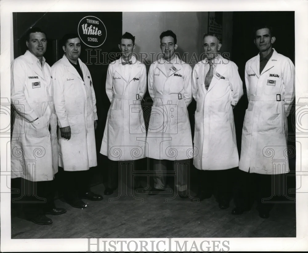 1954 Press Photo Roy Cornell of Cleveland Electric Illuminating Comp & Co-Worker