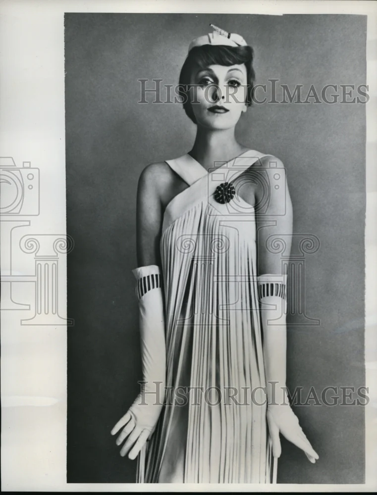 1960 Press Photo Model shows crepe dress designed by Bill Blass - nex80343