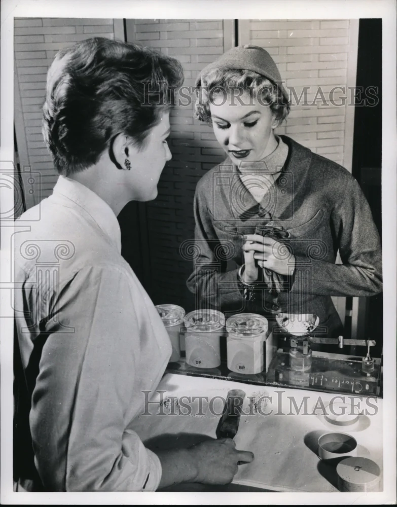 1954 Press Photo A woman at beauty counter choosing facial powder - nex84829