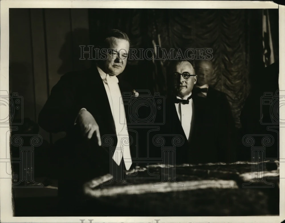 1927 Press Photo Sec of Commerce Herbert Hoover & a 700 lb pie in Calif