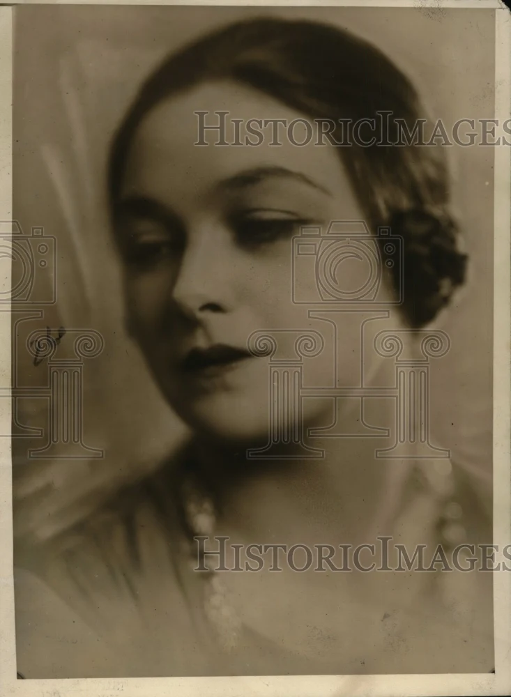 1925 Press Photo Mlle Suzy Parisian Beauty Expert Lectures on Beauty