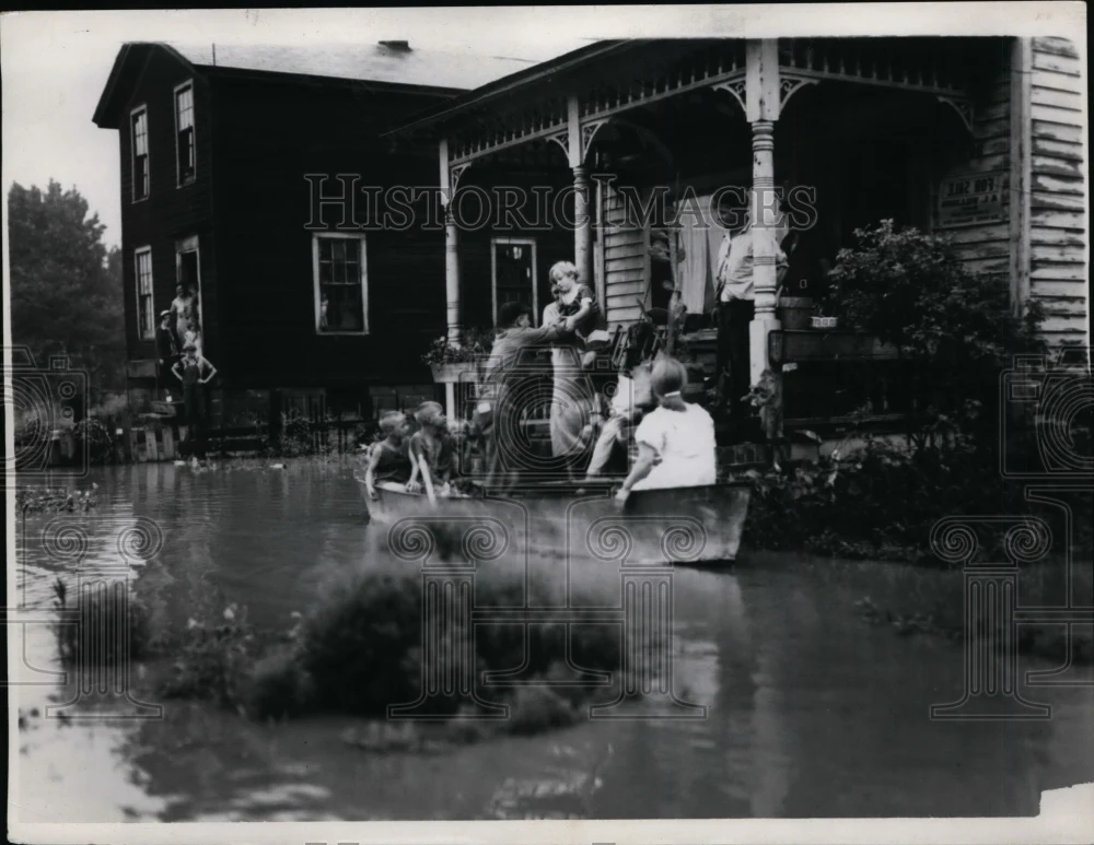 1935 Press Photo Mike Matako Volunteer Rescues Family from Flood Waters Ohio