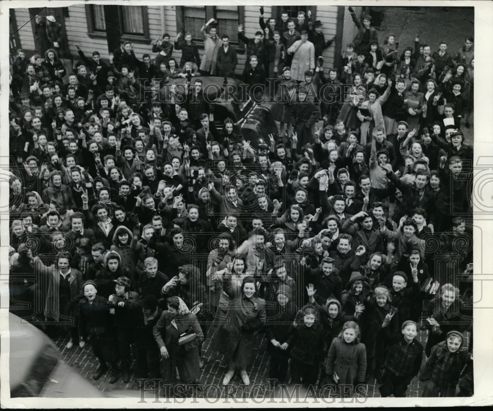1942 Press Photo Pittsburgh Children on Strike Protesting Dismissal Truancy Offi