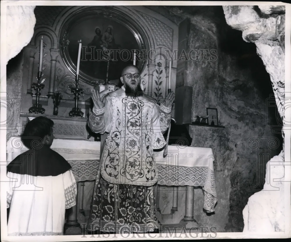 1950 Press Photo Msgr Egidio Varalta at Church of Annunciation in Nazareth