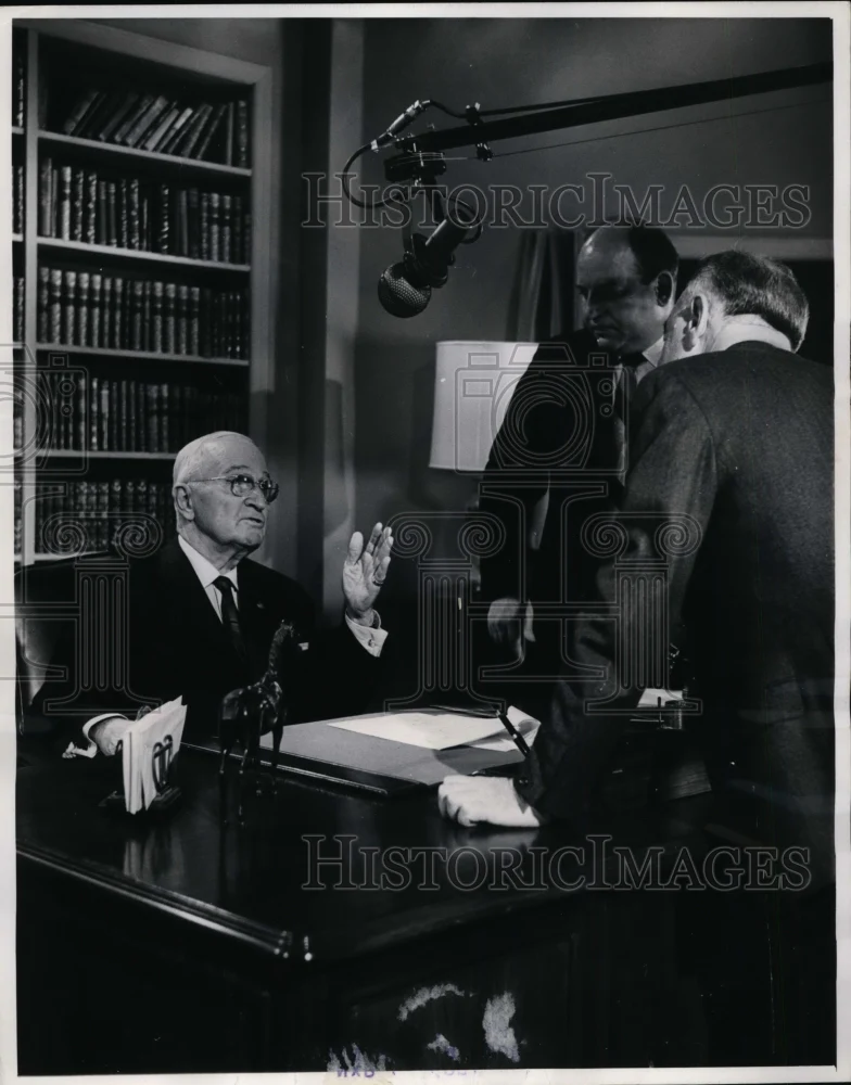 1964 Press Photo Ben Gradus Producer & Staff Member Before Ex Pres Truman