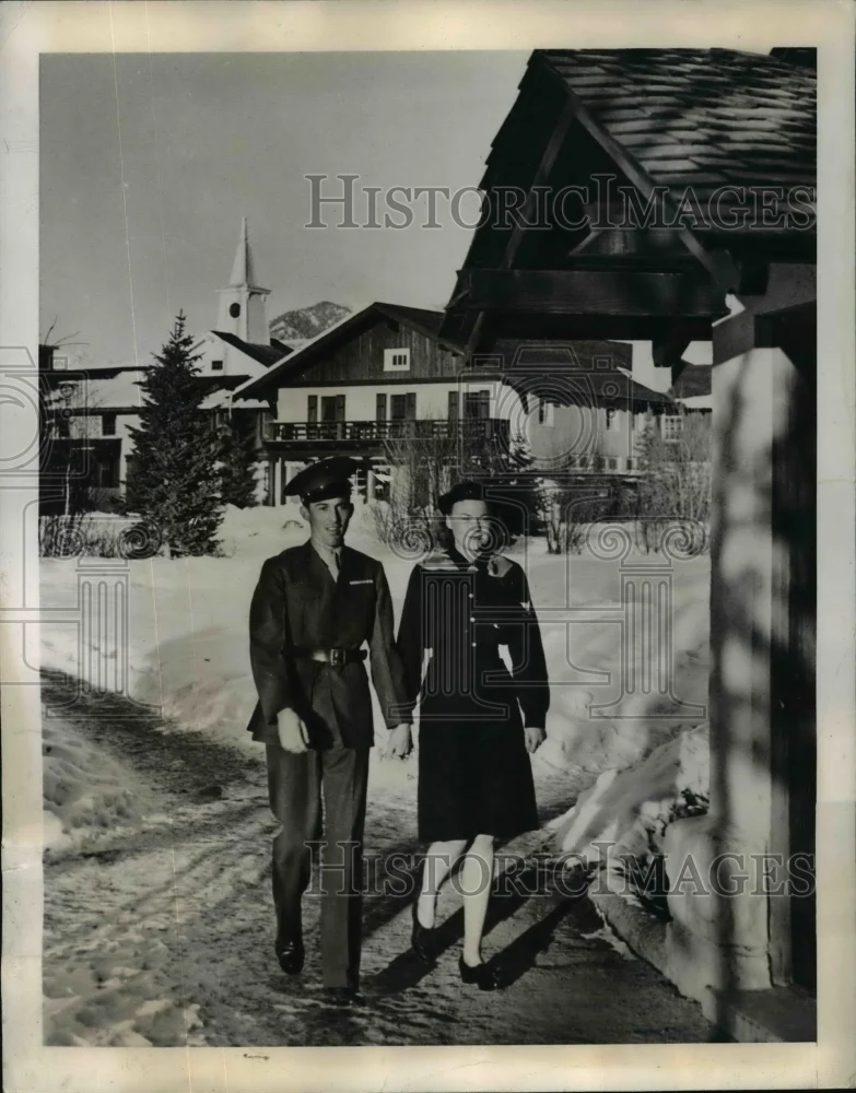 1944 Press Photo Private R A Thomas Kathryn Boyd at Navy Convalescent Hospital