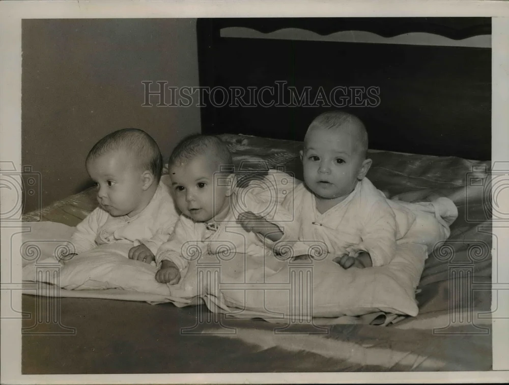 1935 Press Photo Triplets Born to Mr & Mrs IH Schmidt Gene, Carol Ann & Mervyn