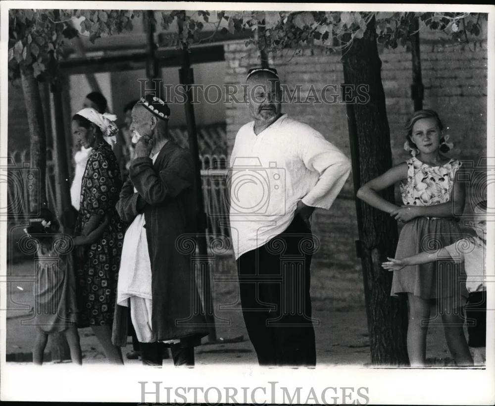 1964 Press Photo People in Central Asian and Western Dress Skull Cap in Tashkent