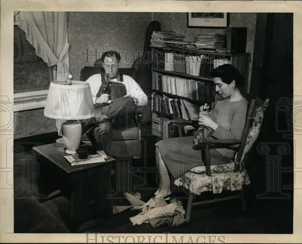 1944 Press Photo Mr Mrs Ernest Feder in Personal Library with Swiss Law Books