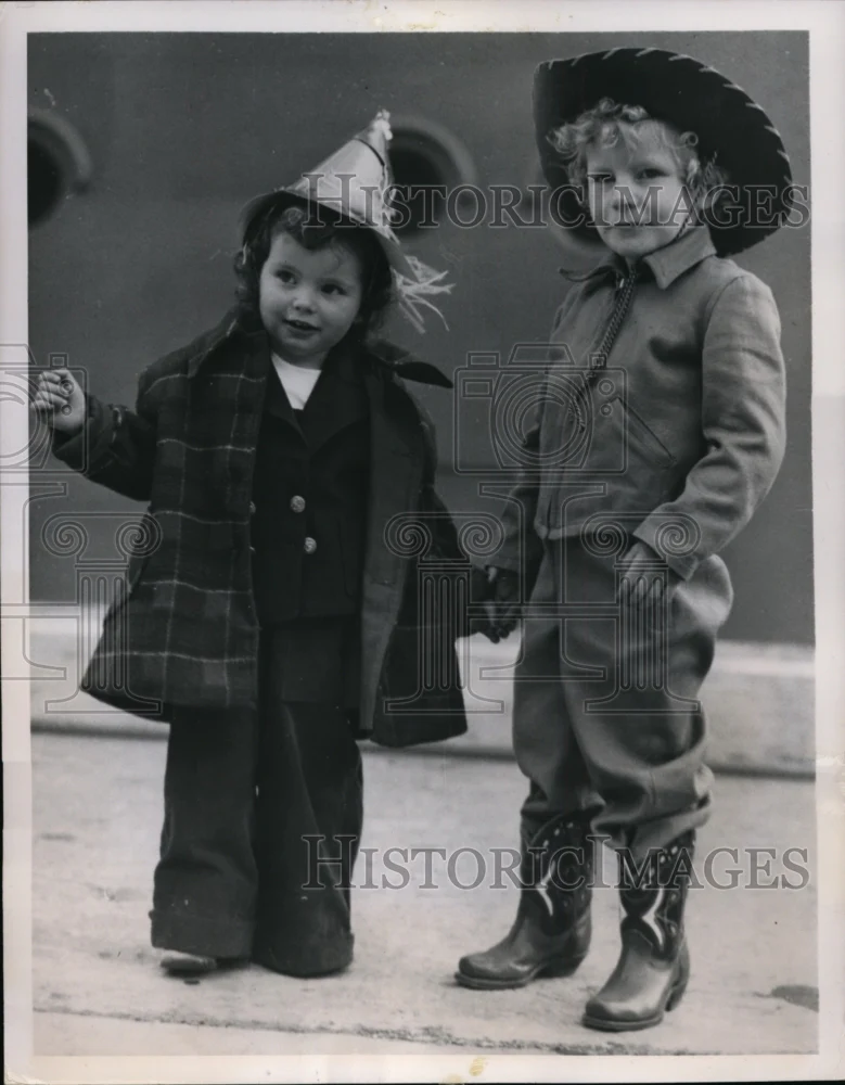 1950 Press Photo Cornelia Bonnaffon, Patricia Ann Branson arrive in Southampton