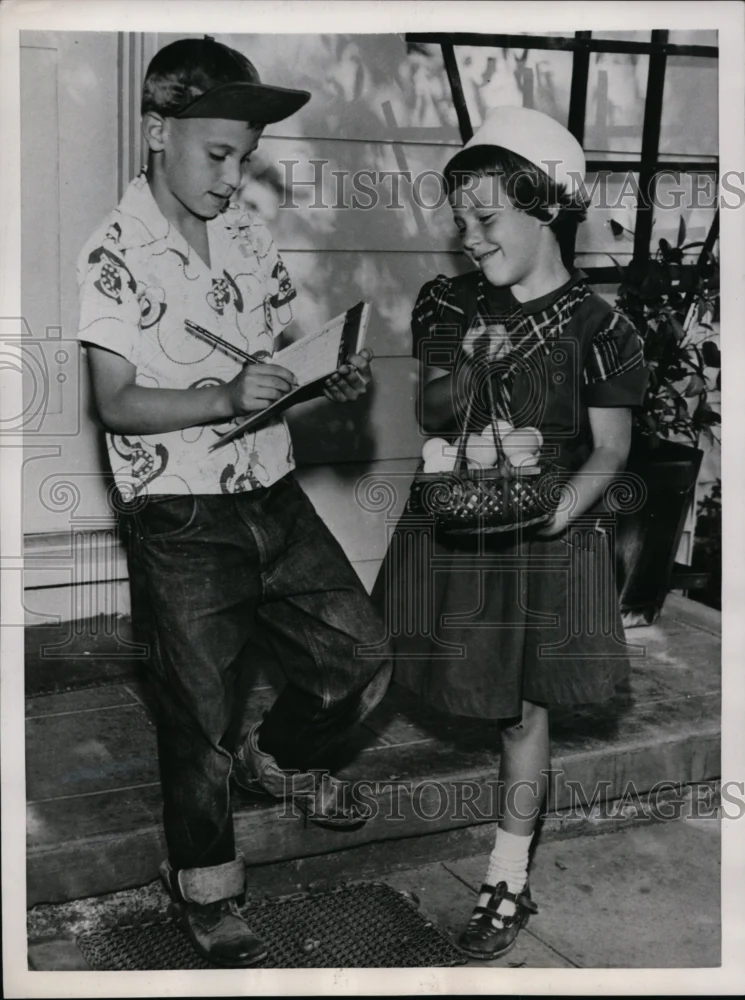 1953 Press Photo Dick & Dale Jackson sell eggs in Redwood City California