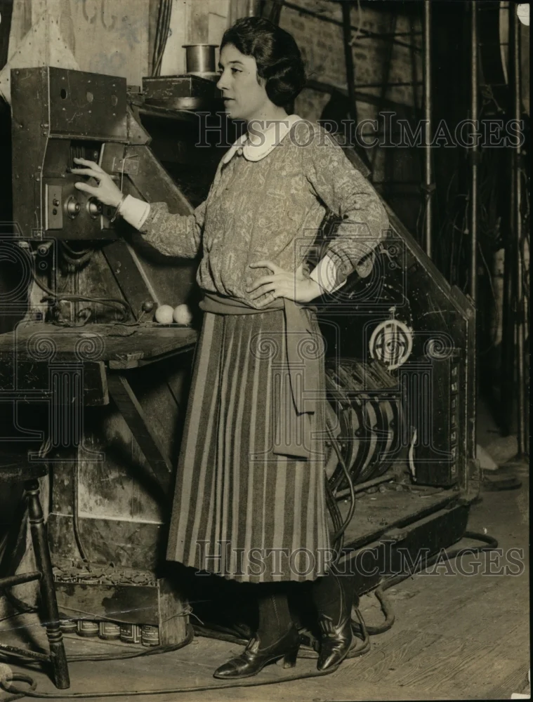 1923 Press Photo Ms Howell of Green Goddess Company - nex99194