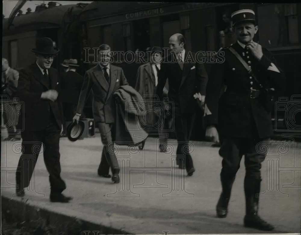 1937 Press Photo Duke of Windsor arrives at Vernouil l'Etang France - nex99598