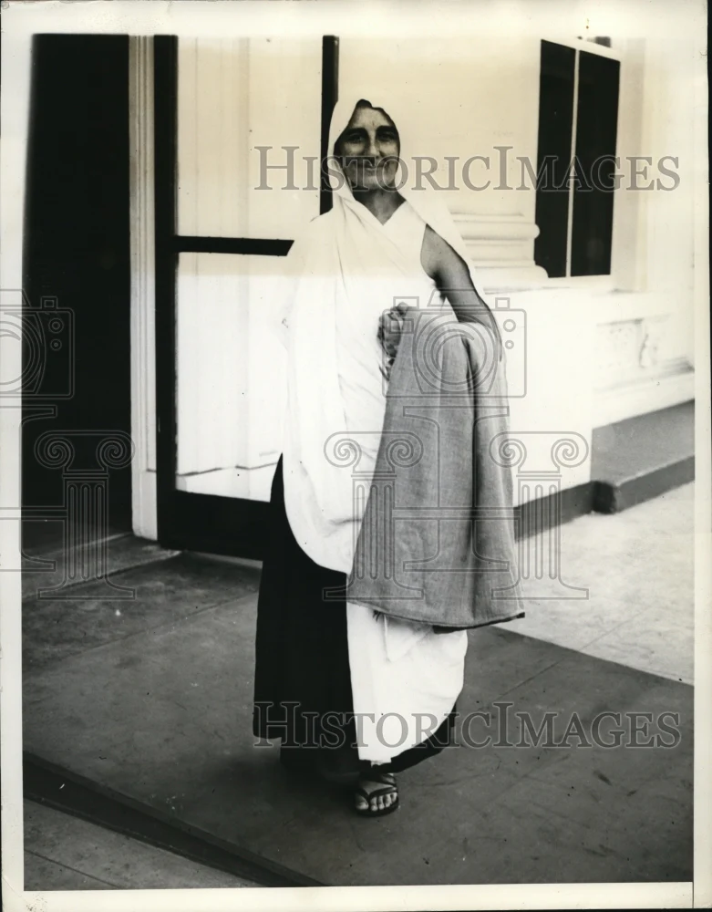 1934 Press Photo Miss Madeline Slade As SHe Left The White House - ney08056