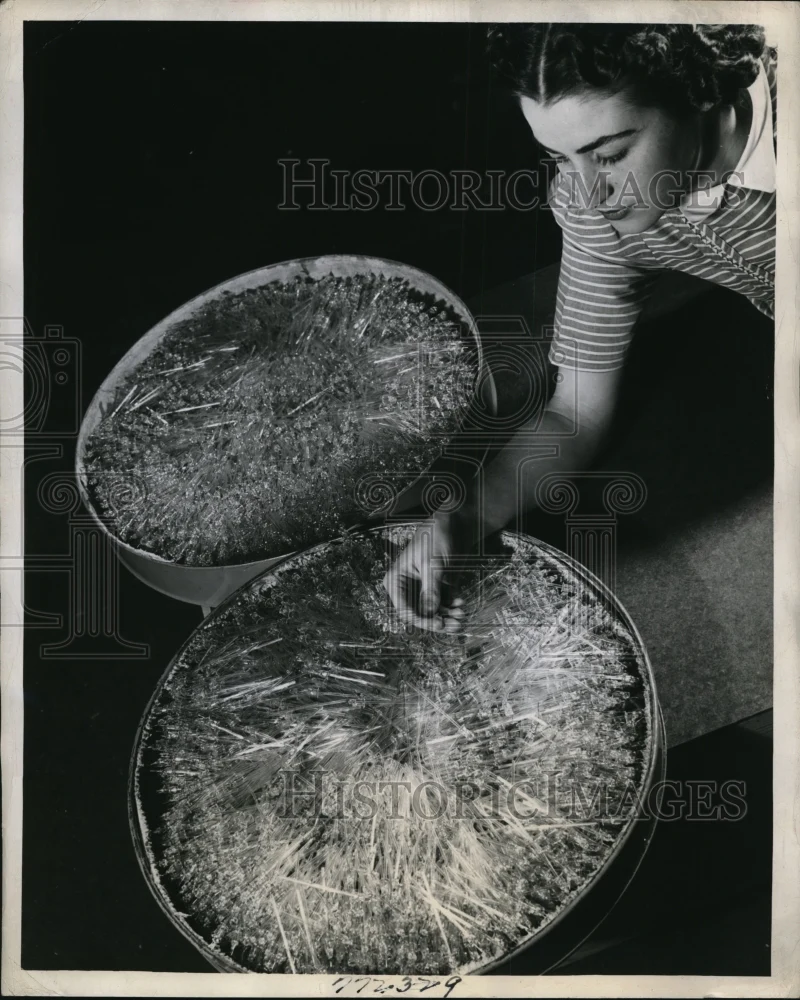 1945 Press Photo Westinghouse Lamp Division with Fluorescent Lamps - ney10131
