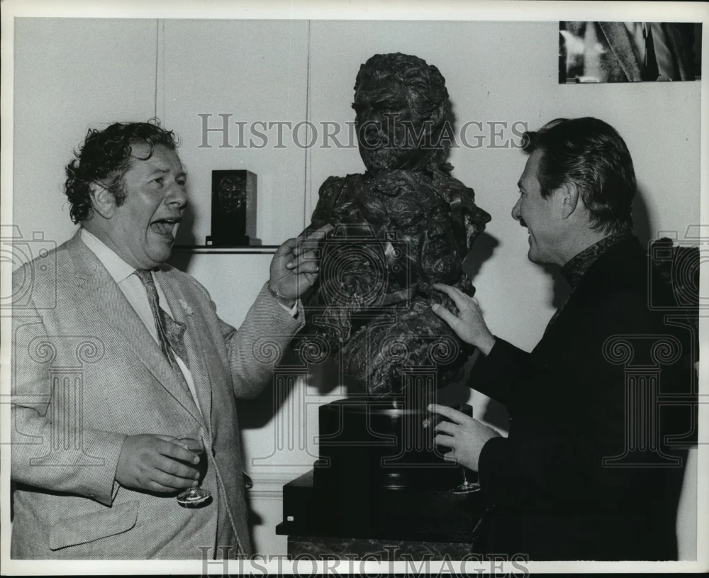 1968 Press Photo Peter Ustinov & Enzo Plazzotta at London Art Show - ney21652