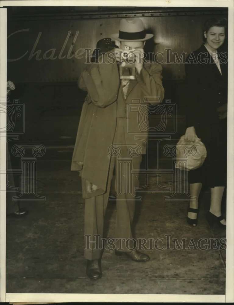 1940 Press Photo Amtorg's V.F. Fedorev Takes Pictures of Newsmen - ney29134