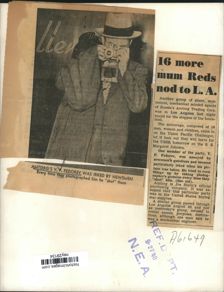 1940 Press Photo Amtorg's V.F. Fedorev Takes Pictures of Newsmen - ney29134 - Image 2