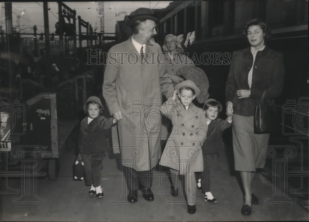 1955 Press Photo Ingrid Bergman Arrives with Children in Paris, France