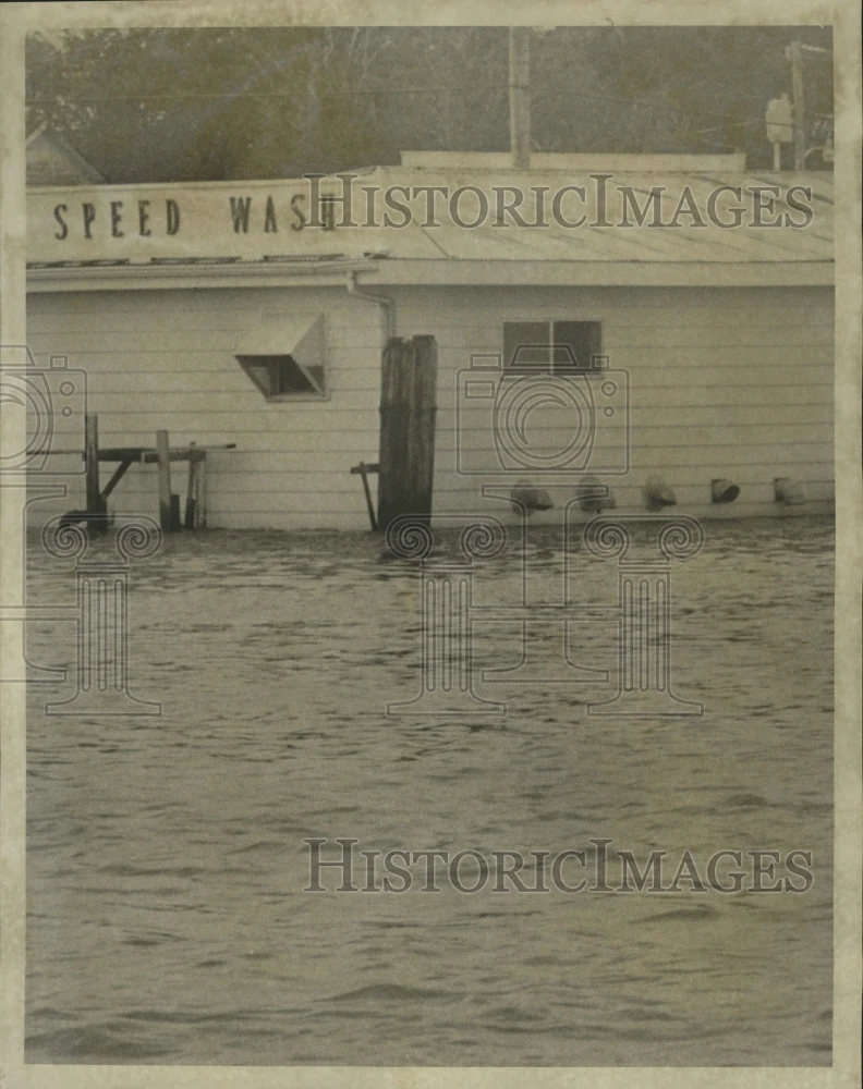 1974 Press Photo Speed Wash Flooded in Hurricane Carmen - noa01352