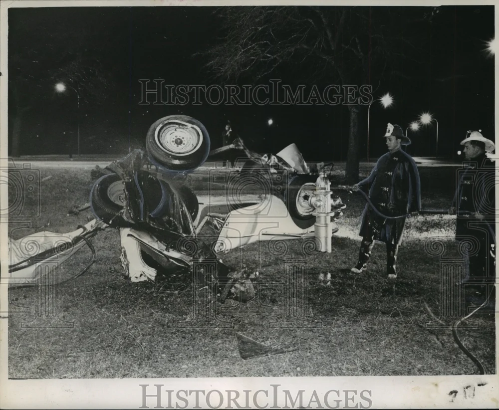 1964 Press Photo Police survey wreckage of auto that overturned on Lakeshore Dr.