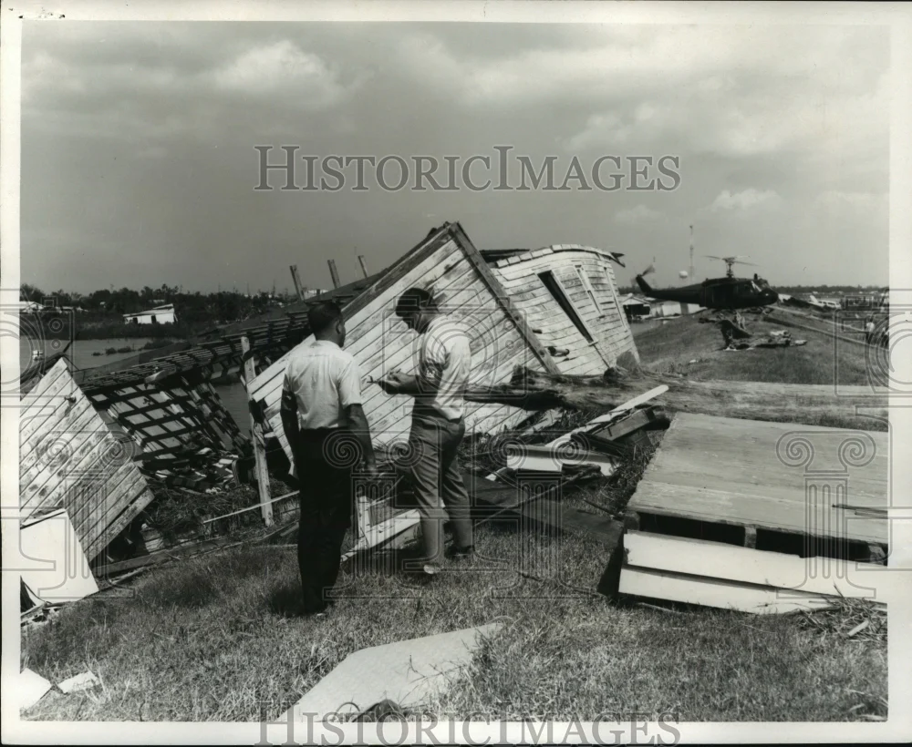 1969 Press Photo Hurricane Camille - Corps of Engineers assess levee damage.