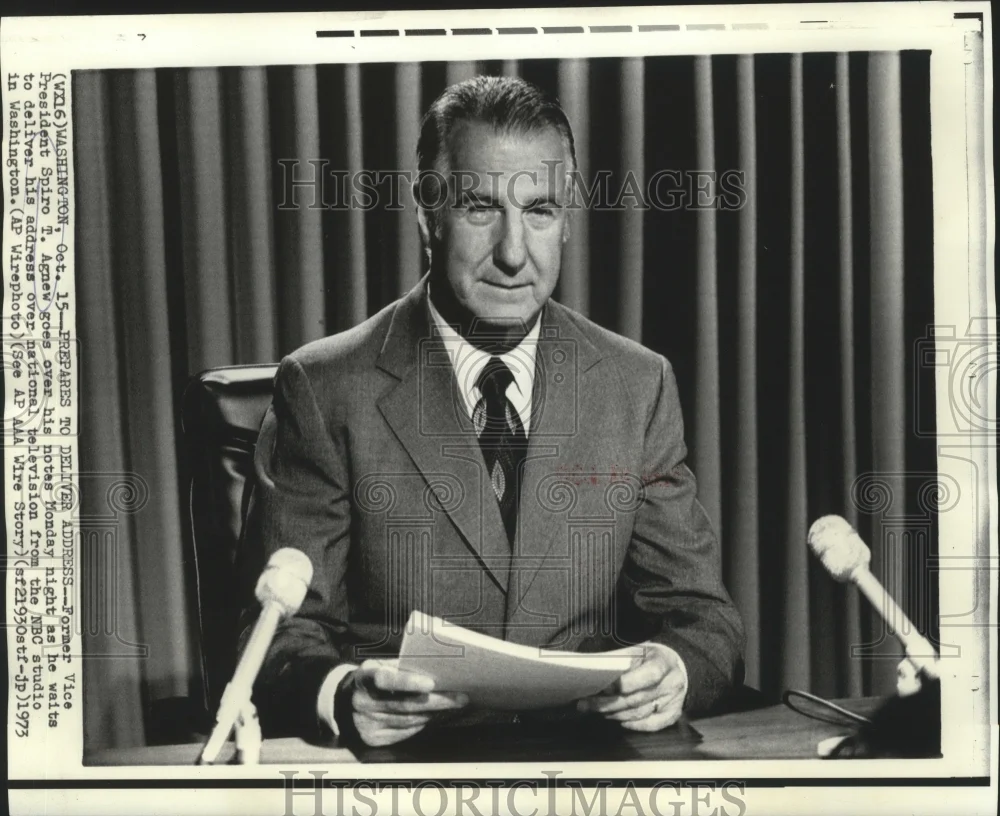 1973 Press Photo Former Vice President Spiro T. Agnew goes over notes.
