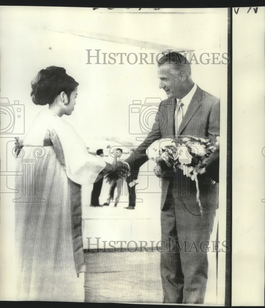 1971 Press Photo Vice President Spiro T Agnew accepts flowers from Korean girl.