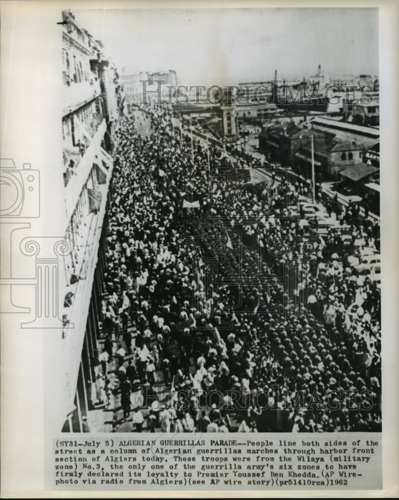 1962 Press Photo People line the streets in the harbor front section of Algiers.
